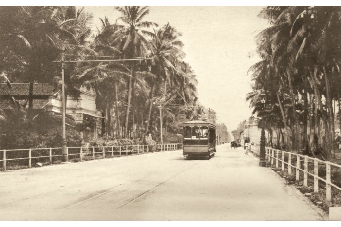 <strong>Electric tram operating along Geylang Road, 1907</strong><br>
<em>Courtesy of National Archives of Singapore</em>